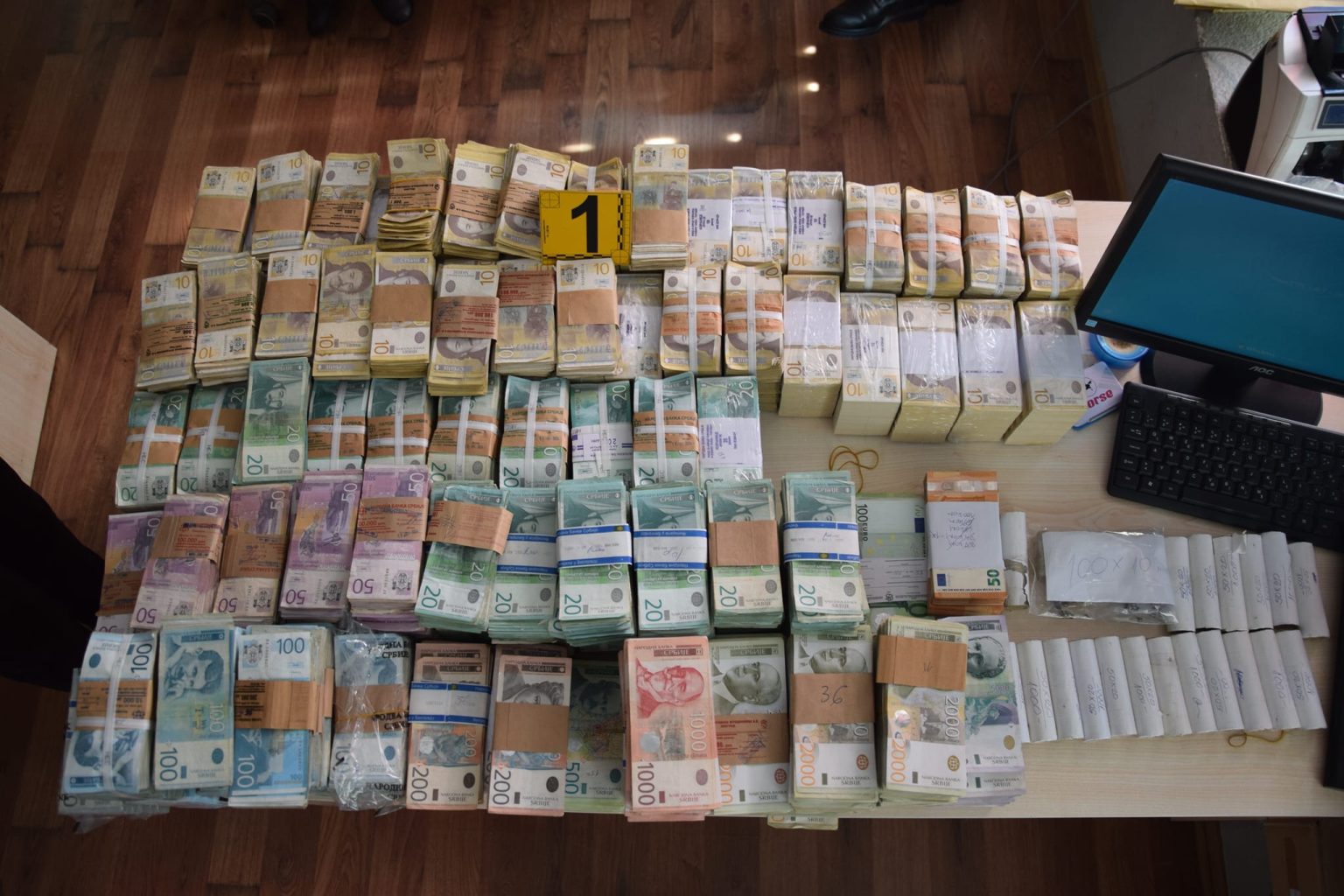 Era shtet  Në veri policia konfiskoi rreth 75 milionë dinarë  1 6 milion euro  dollarë e franga