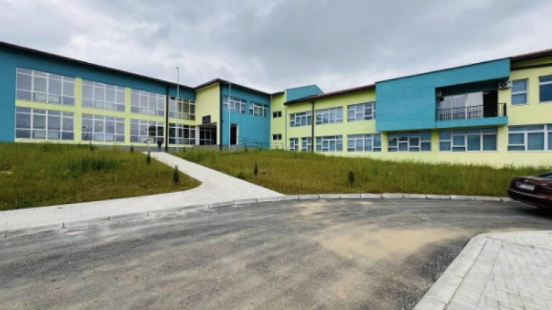 Filloi me punë shkolla e re në Vizbeg  po regjistrohen nxënësit e klasës së parë