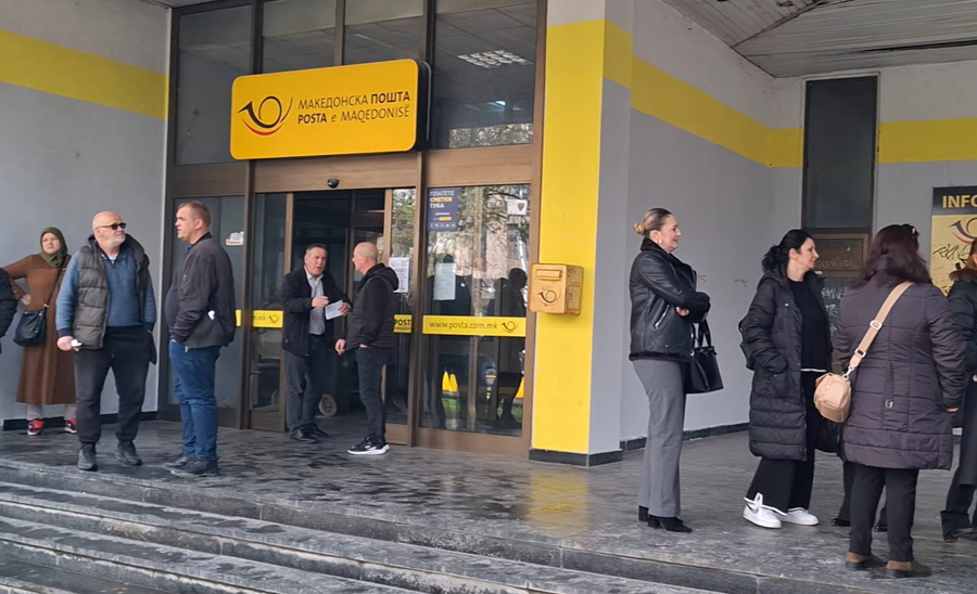 Punëtorët e Postës në Tetovë në protestë  rrogat po i marrin me vonesë  Drejtori i mbështetë