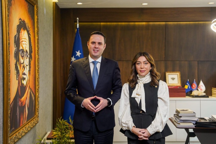 Nga muzika në politikë  Vajza e Cimës  Adelina Thaçi  zyrtarisht pjesë e LDK së