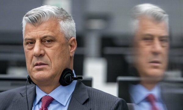 Hashim Thaçi po e heq vet uniformën e UÇK së nga Liria ka Emër  Ai nuk po do të jetë ish Iuftëtar  por politikan