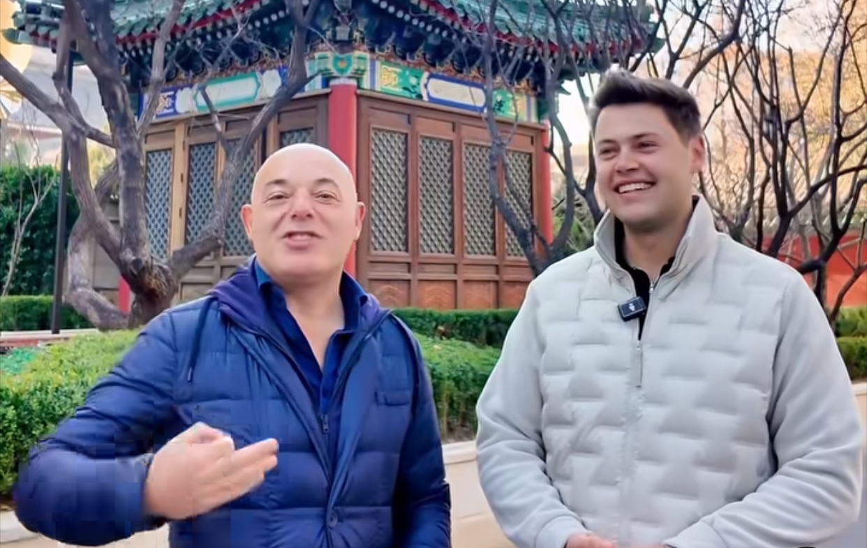 Njihuni me djaloshin e suksesshëm nga Tetova që posedon restorant shqiptar në Kinë  Video 