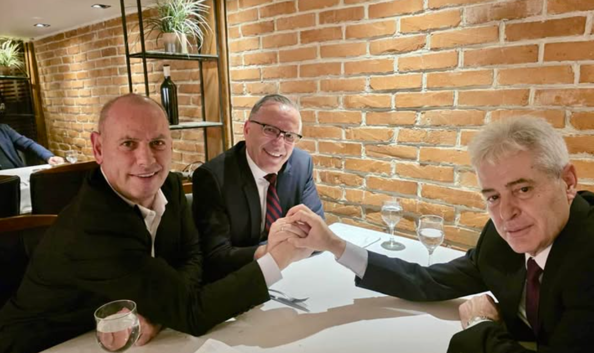 Bedri Hamza shtrëngoi duart me Ramiz Lladrovcin në takimin me Ali Ahmetin