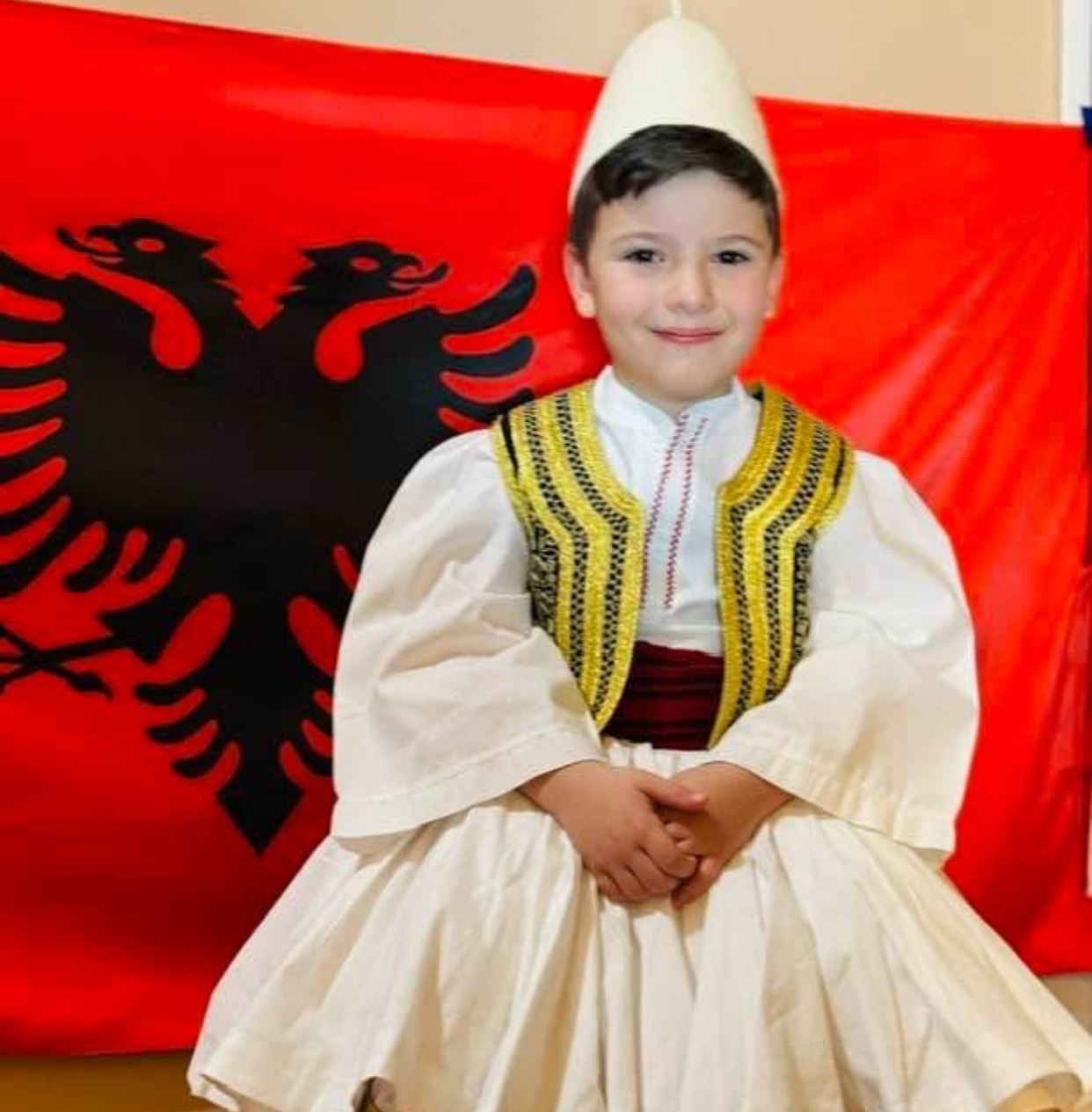 Njihuni me Glaukun  nxënësin shqiptar në Nju Jork që shkon në shkollë me veshje solemne kombëtare për festat e Nëntorit 