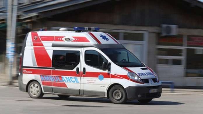 Ambulanca ndalet për të shmangur aksidentin  vdes pacienti dhe lëndohet stafi mjekësor