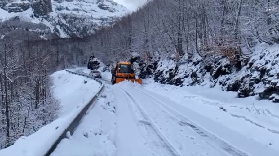 Veriu i Shqipërisë i mbuluar nga bora  qarkullimi i vështirësuar