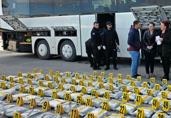 Autoritetet kapin 120 kg drogë në autobusin që udhëtonte nga Shqipëria në Kosovë
