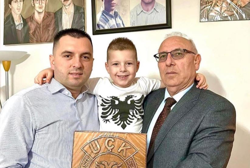 Djali i Fadil Fazliut  me mesazh për babanë e tij për 28 Nëntorin  Teksa flamuri i kuq e zi valon krenar  ti dhe shokët e idealit po qëndroni me dinjitet para padrejtësisë në burgun e Hagës