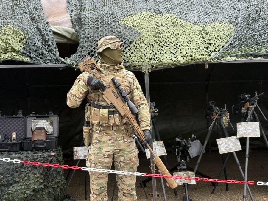 FSK ekspozon pajisjet ushtarake