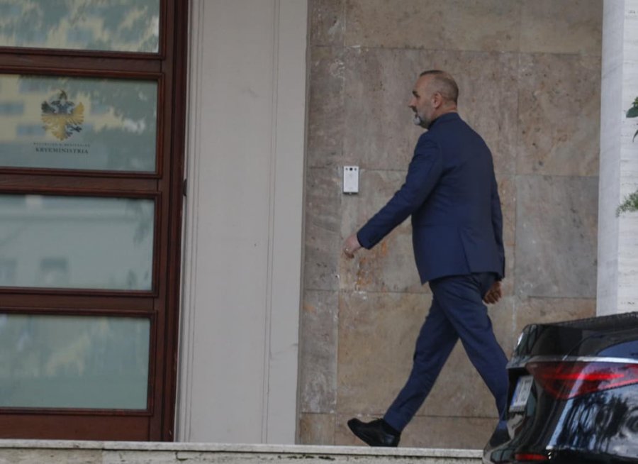Pas Ballukut  Manja në Kryeministri