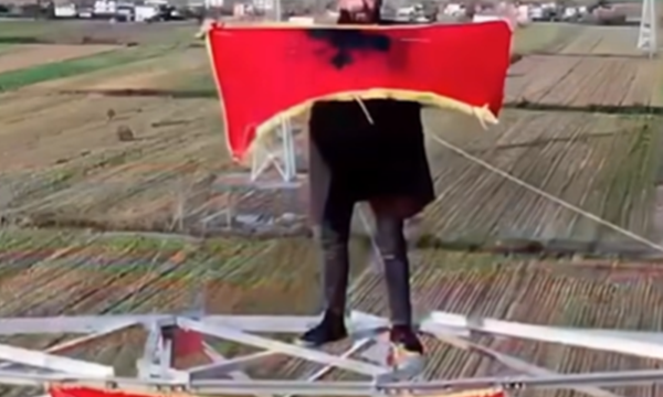 I riu rrezikon jetën për të festuar 28 Nëntorin  ngjitet në shtyllë të tensionit të lartë për ta vendosur flamurin