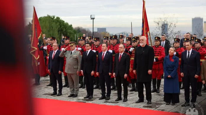 Përkujtohet 81 vjetori i Çlirimit   të pranishëm në homazhe Begaj  Rama dhe Peleshi