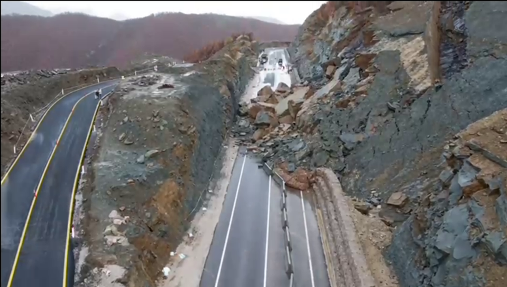 Rrëshqitja masive e shkëmbinjve bllokon rrugën Qukës Qafë Plloçë