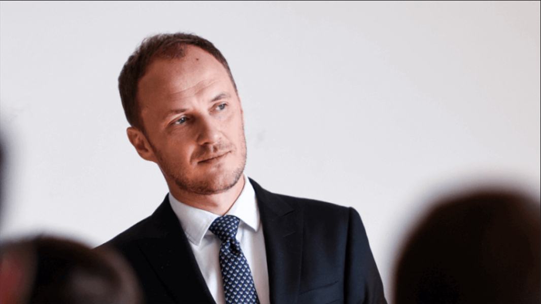 Petrit Selimi  Vjosa Osmani po e përfundon mandatin e saj ashtu siç e filloi  nën hijen e Albin Kurtit