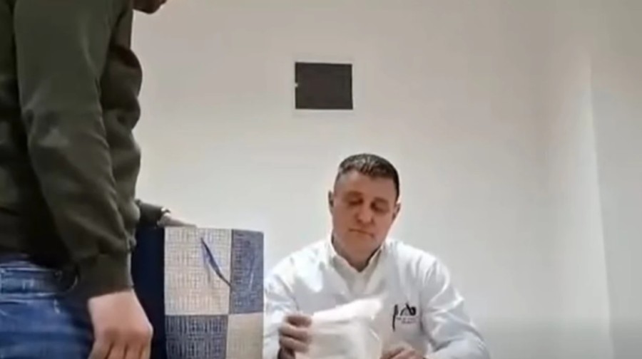 Skandal në Republikën Serbe  Deputeti i Dodikut kapet në video me qese të dyshuar droge