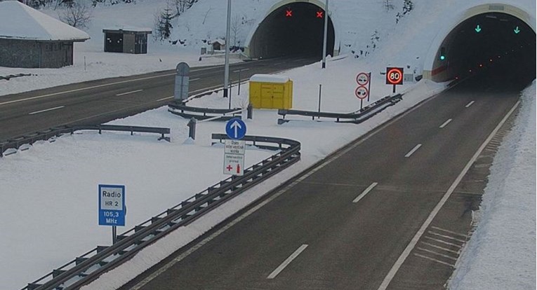 Pas reshjeve të dendura të dëborës  nis qarkullimi në rrugët kryesore të Kroacisë