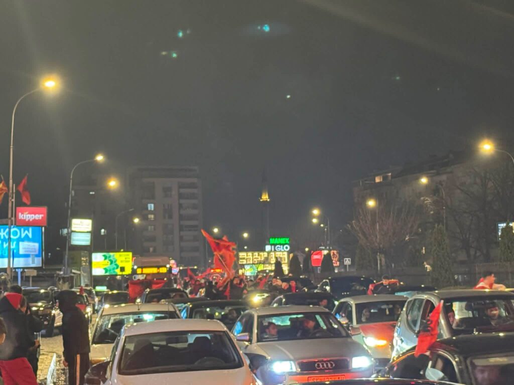 Shkupi merr ngjyrat kombëtare   Bac  nipat e mbesat i ke për merak  