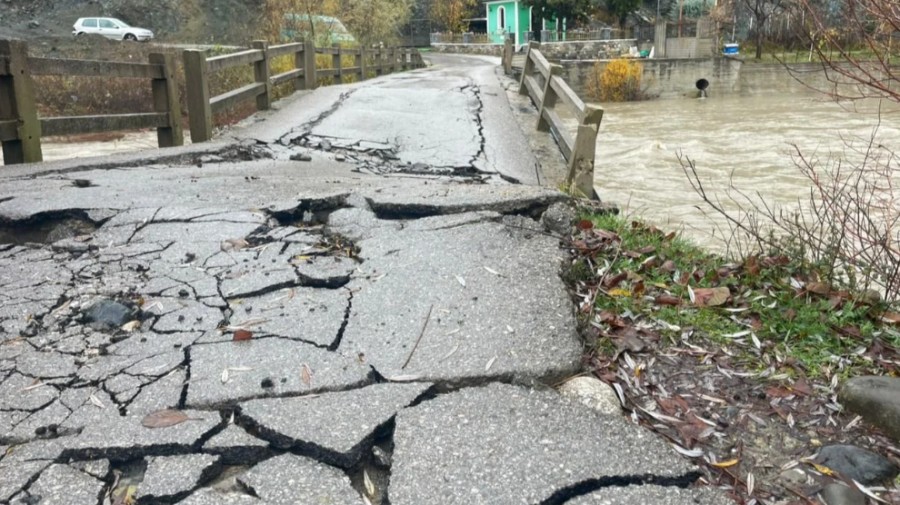 Banorë të izoluar kërkojnë ndihmë  përmbytjet shkatërrojnë urën në Kolonjë