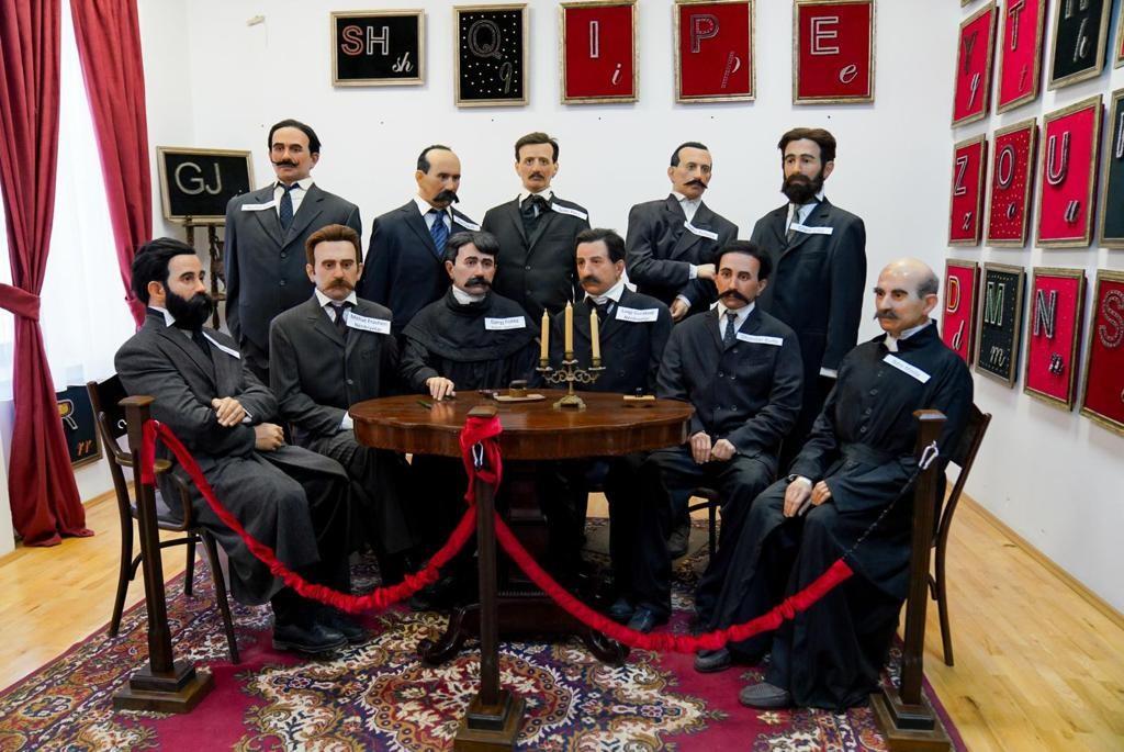 117 vjetori i Kongresit të Alfabetit  vizitorë nga të gjitha anët në shtëpinë ku u vulos Alfabeti i Gjuhës Shqipe