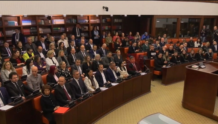 Debat në Komisionin Anketues parlamentar për Koçanin  Tragjedia ndodhi më 16 mars  jo para 20 viteve  theksoi nëna e një fëmije të ndjerë