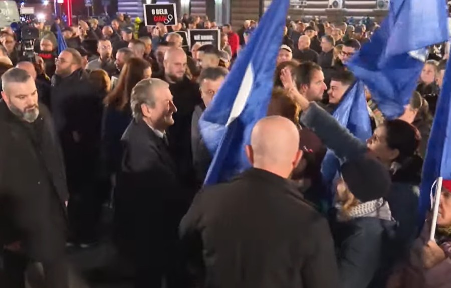 PD zhvillon protestën e tretë para Kryeministrisë