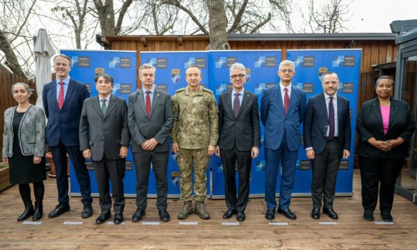 Komandanti i KFOR it mbledh përfaqësuesit diplomatikë të QUINT  BE së e Turqisë në Kosovë  iu flet situatën e sigurisë