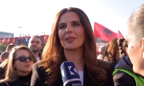 Çitaku në protestën për ish krerët e UÇK së  Jam këtu si shqiptare  jo si zyrtare politike e partiake