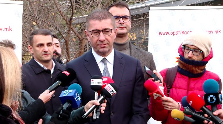  Qeveria   Mickoski  Bisedimet me VLEN in të mbyllura  pres përkushtim nga Sali dhe Hoxha