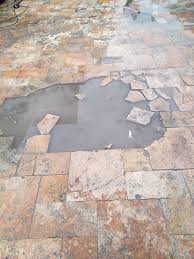 Pllaka të thyera  shkallë të dëmtuara dhe baltë  Gjendja në hyrje të Çarshisë së Shkupit shqetëson qytetarët