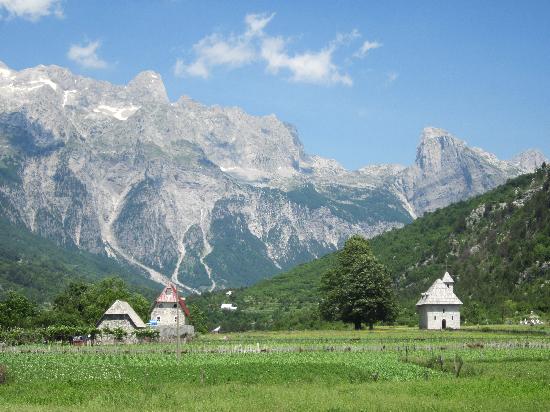 Daily Express  Thethi duket si një fshat zviceran