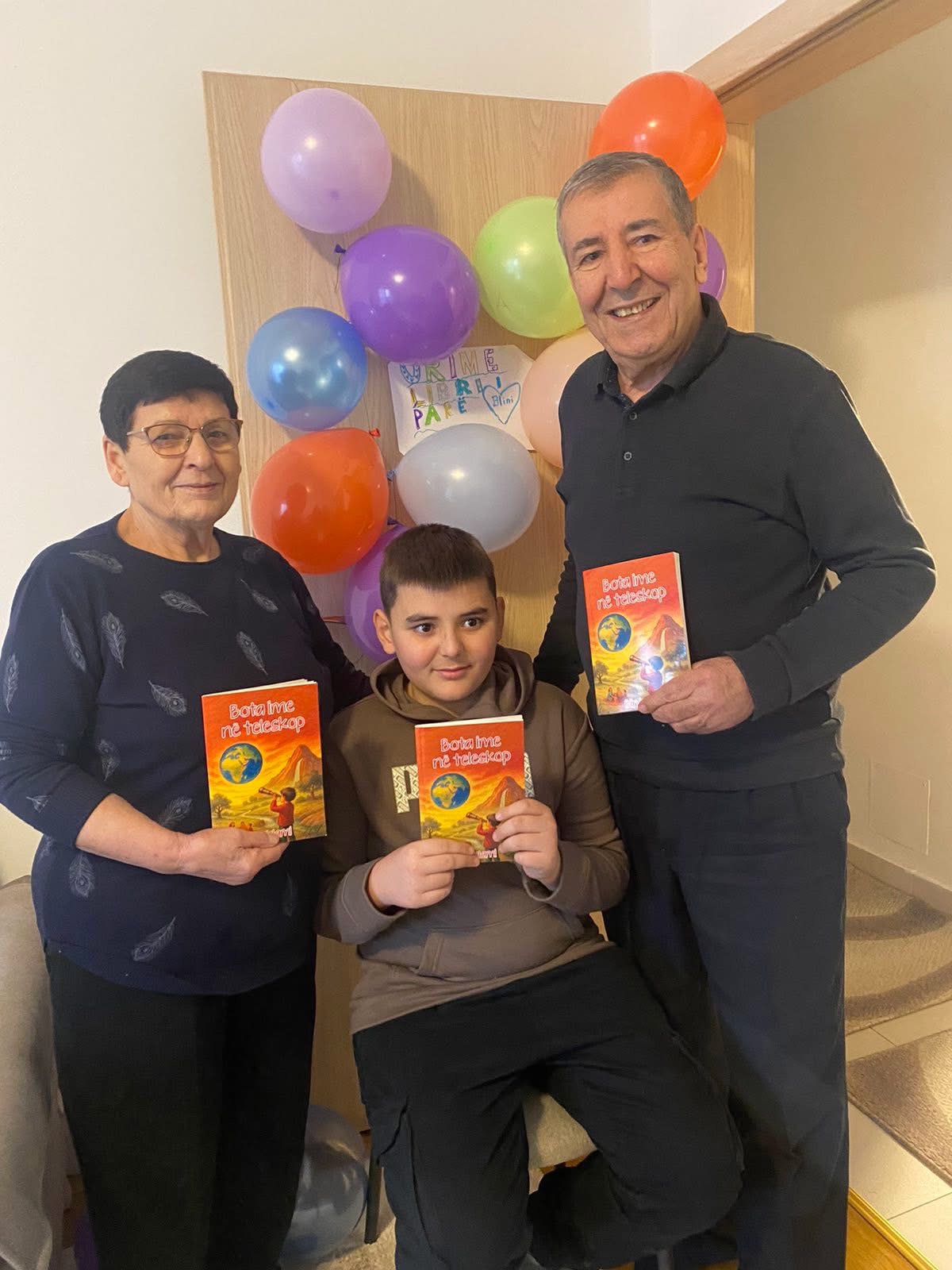 Nipi i Avni Deharit  Blini  botoi librin e tij të parë në moshë 12 vjeçare 