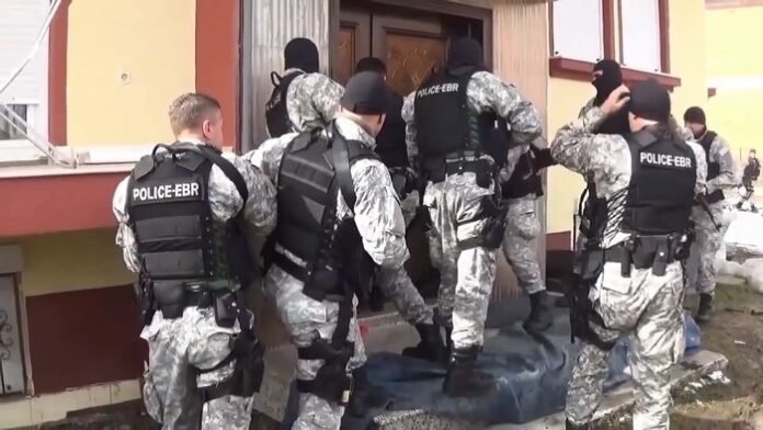 Batinca sonte nën rrethim policor  Kërkohet personi që vrau një oficer të ARM së