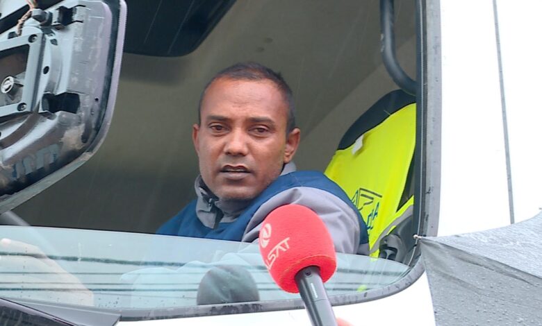 Punëtorët nga Bangladeshi ndërtojnë rreth rrotullimin në një fshat të Shkupit