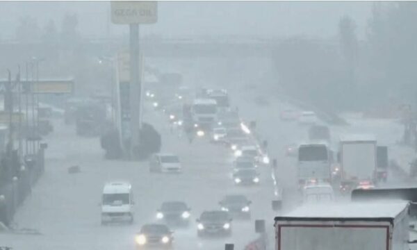 Kaos në autostradën Tiranë Durrës  makinat të bllokuara në mes të ujit