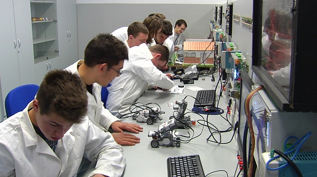 MË SHUMË ZANATE  MË PAK TEORI  Arsimi i mesëm profesional gjithnjë e më tërheqës