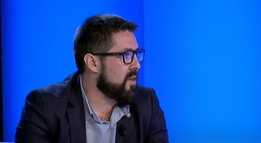 Krasniqi  Nëse duam unitet në Kosovë  Ramush Haradinaj duhet të bëhet president  jo Vjosa Osmani