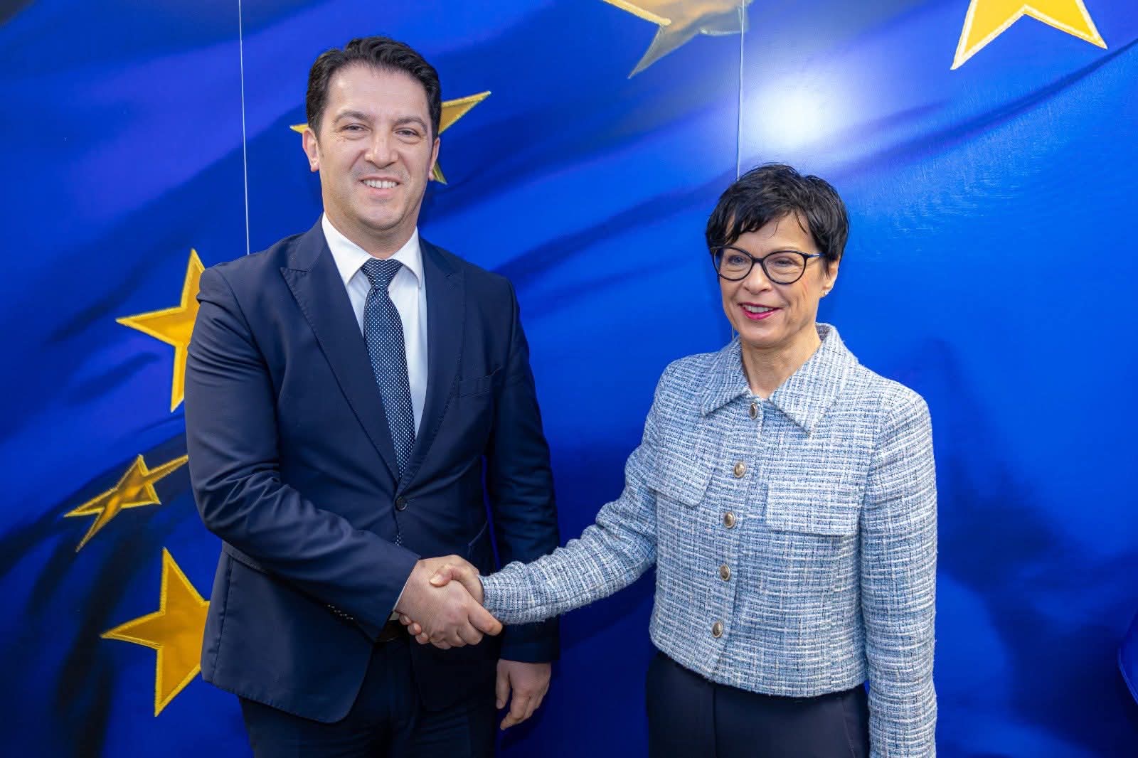 Zëvendëskryeministri i Parë Bekim Sali zhvillon takim në Bruksel me Komisioneren për Zgjerim  Marta Kos