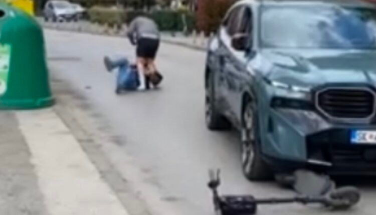 Shkup  Shoferi e godet me makinë  pastaj del dhe rreh personin që dergjej në tokë  Video 