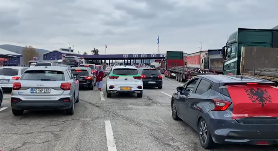 Qindra tifozë nga Shqipëria drejt Prishtinës për Kosovë Turqi  radhë në kufirin e Vërmicës