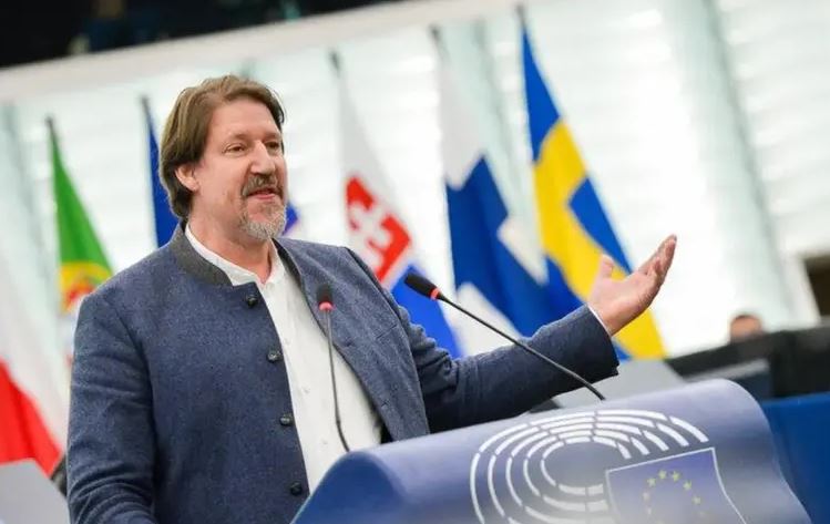 Eurodeputeti austriak  Kosova do të ishte ndër liderët për anëtarësim në BE  por po bllokohet politikisht