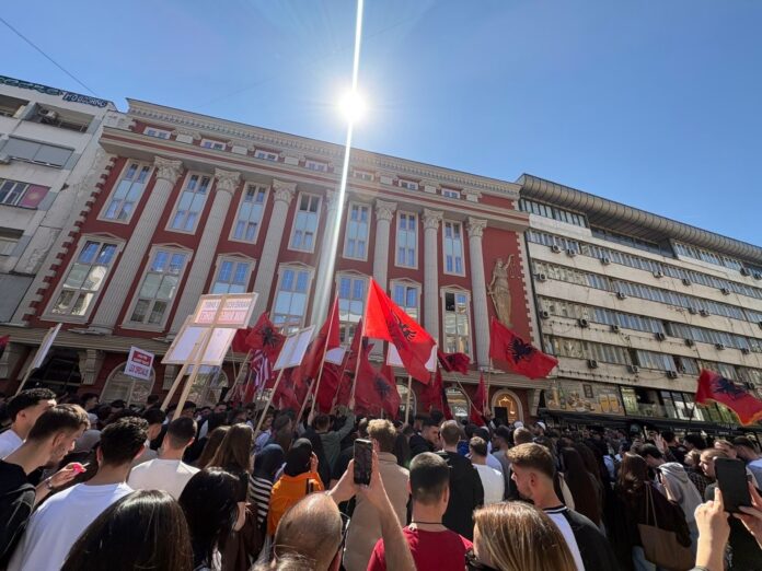 Ministria e Drejtësisë nuk  dorëzohet   S ka provim të jurisprudencës në shqip  në protestë nuk pati simbole shtetërore