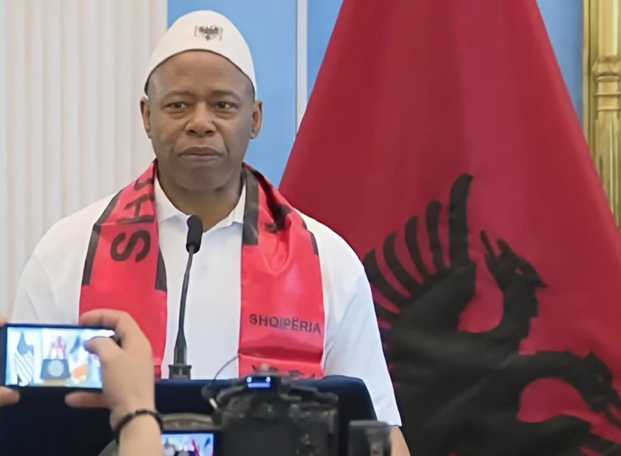 Ish kryetari i Nju Jorkut bëhet shqiptar  merr nënshtetësinë