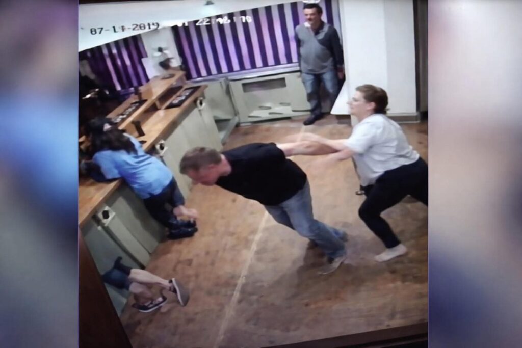 Gruaja e rrah burrin në mes të bastores në Sanxhak  teksa ai po mbushte një tiketë me  loja të sigurta   VIDEO 