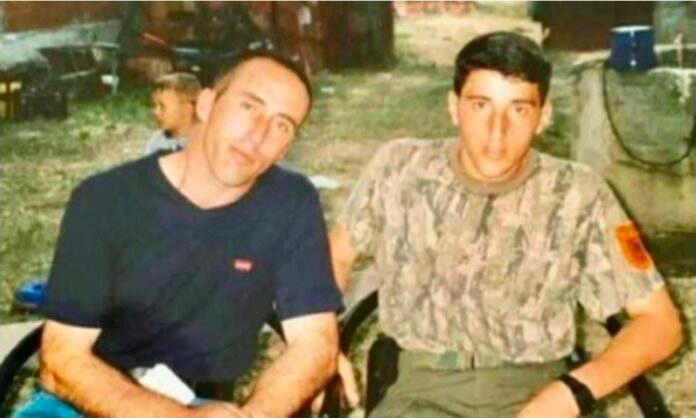 Haradinaj përkujton vëllain e vrarë  Dhimbjet nuk u ndalën as pas luftës