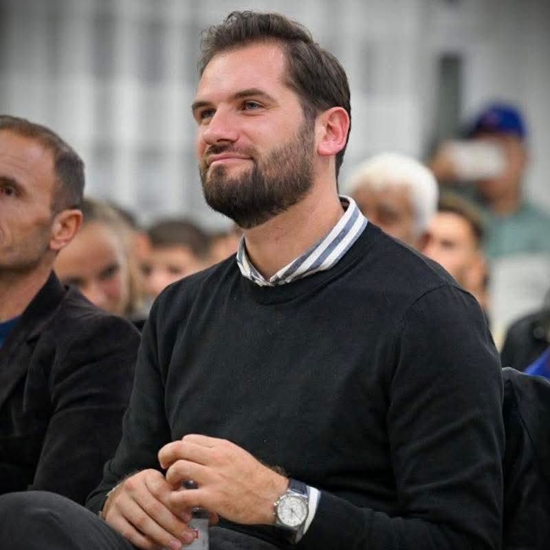 VLEN mer nën kontroll të plotë Sarajin  Amir Idrizi zgjedhet kryetar i Këshillit Komunal