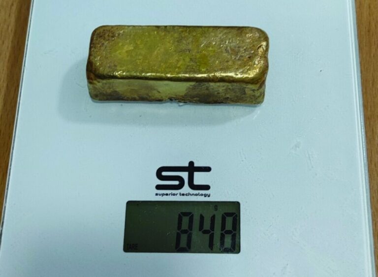 Dogana sekuestron një shufër ari me vlerë 73 mijë euro