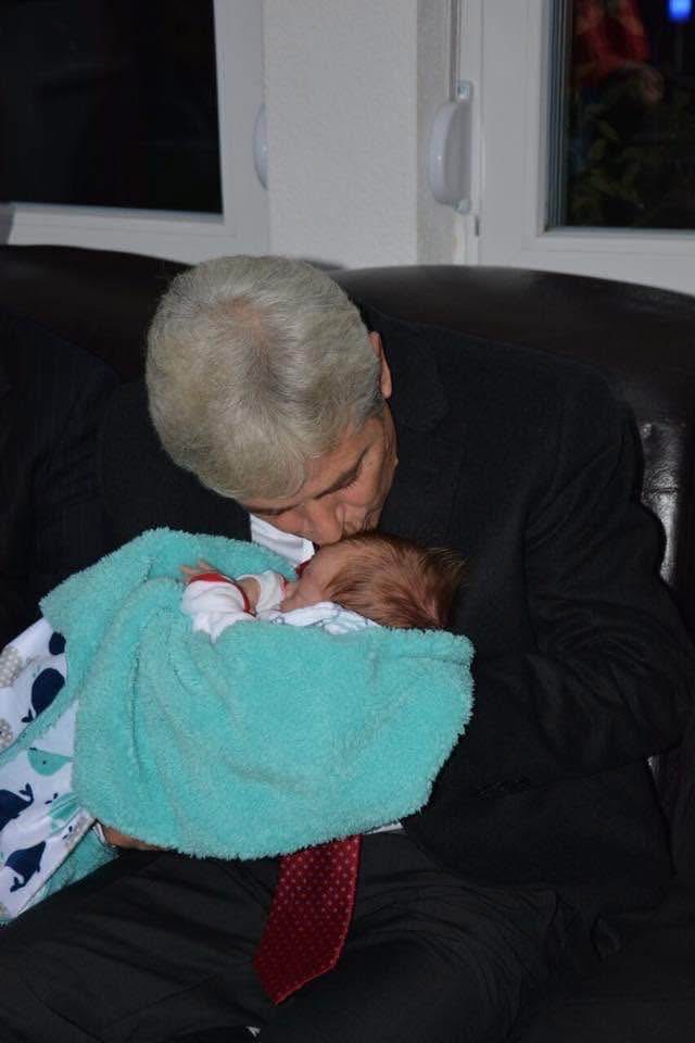 Një shkrim plot lëvdata për Ali Ahmetin po shpërndahet në rrjetet sociale  Foto 
