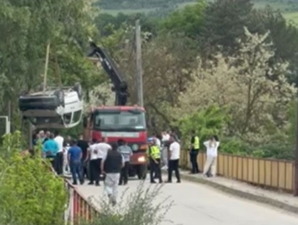 Makina me gjashtë udhëtarë përfundoi në lumin Vardar pranë Shkupit