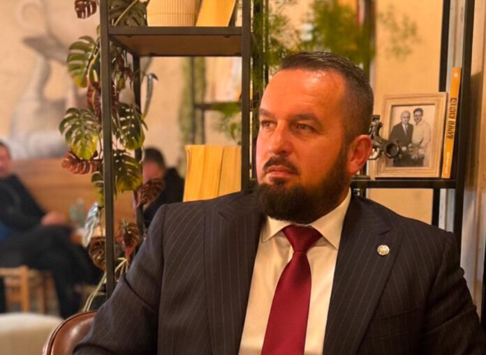 hidhini-ne-koshat-e-plehrave-politikanet-qe-tentojne-te-perfitojne-nga-protesta-e-studenteve