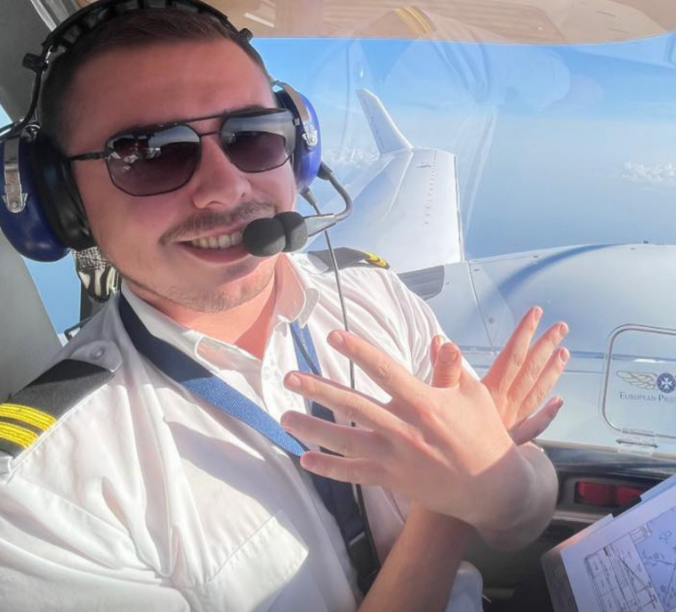 Piloti Kosovar  ka kërkuar leje për ulje në aeroportin e Prishtinës  Adem Jashari  me lot në sy e në gjuhën Shqipe